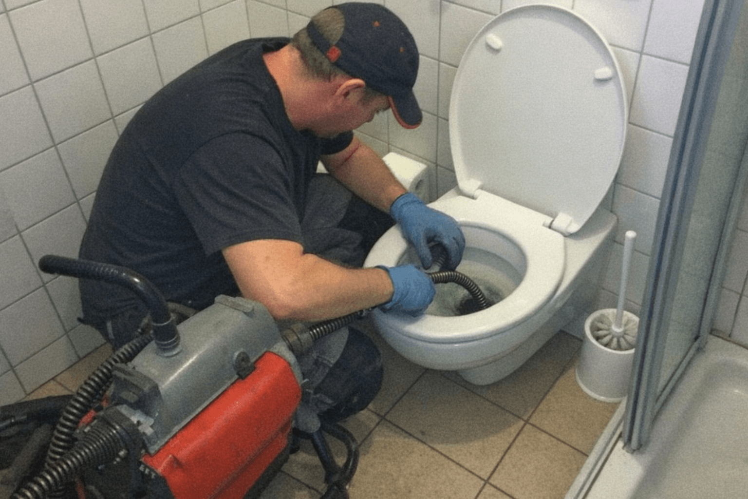 Techniker arbeitet vorsichtig an WC und Badewanne